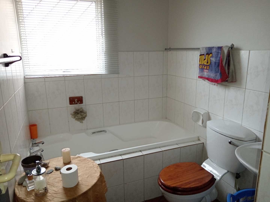 To Let 3 Bedroom Property for Rent in Protea Heights Western Cape